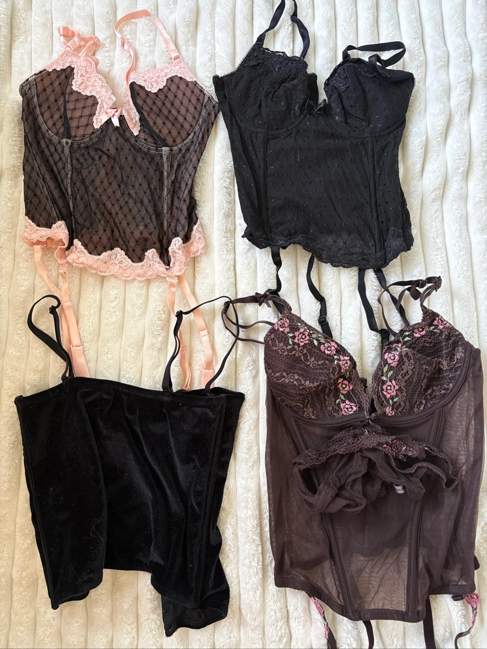Lot de 4 bustiers guêpières porte-jarretelles femme vintage